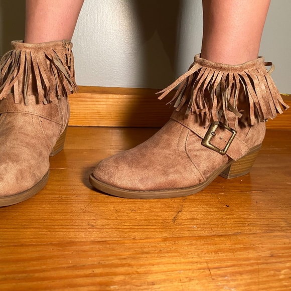 Soda Shoes - Women's Beige Suede Fringe Booties Size 7.5